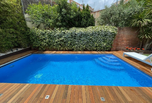 Tarima de madera natural junto a piscina