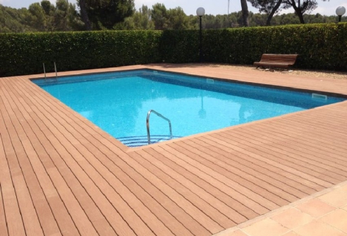 Tarima de composite junto a piscina