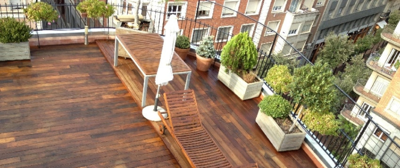 Terraza con tarima de madera exterior instalada en Vilafranca del Penedès