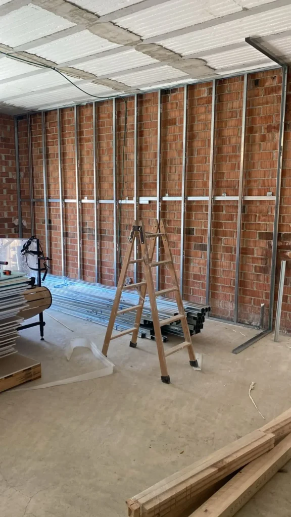 Material de parquet preparado para su instalación profesional.