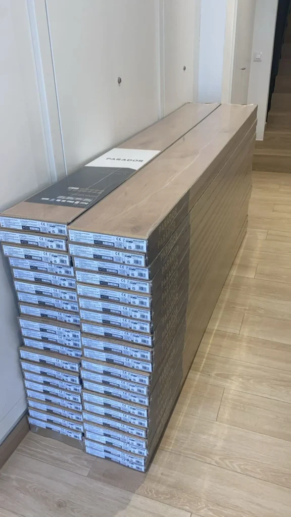 Material de suelo laminado preparado para instalar en Sitges