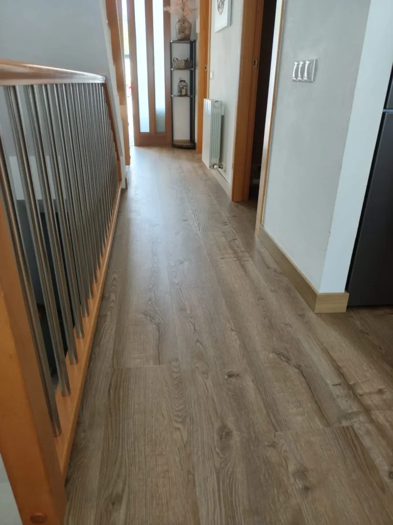 Pasillo terminado con parquet laminado efecto madera