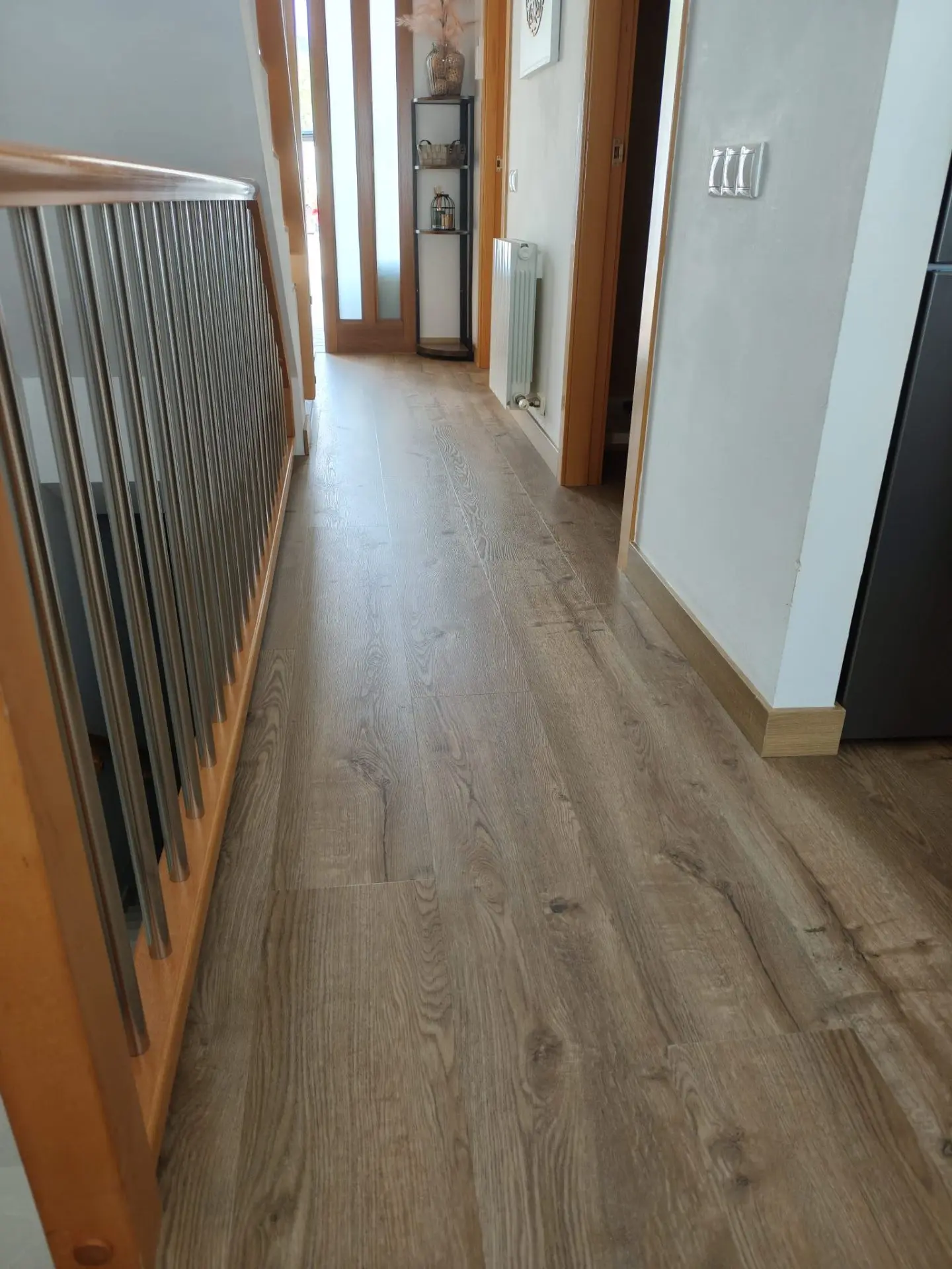 Pasillo terminado con parquet laminado efecto madera