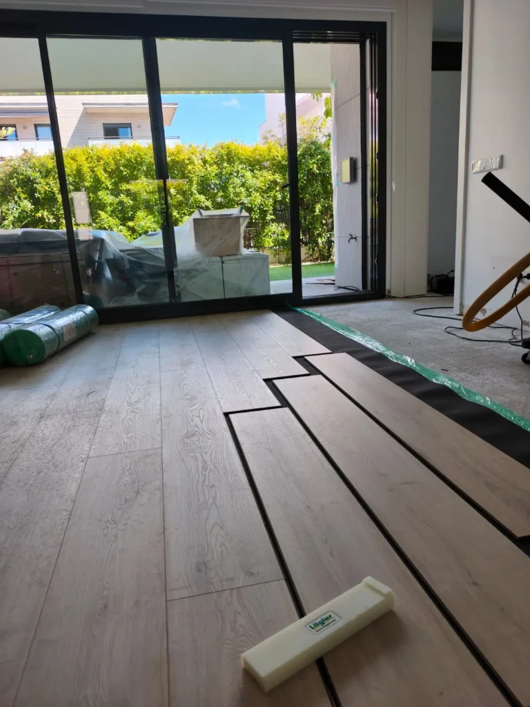 En proceso de laminado de un piso