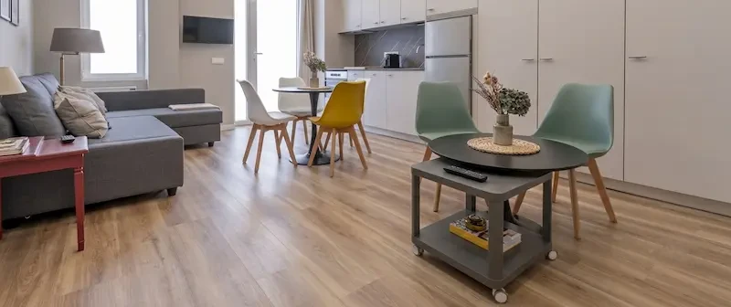 Suelo laminado AC5 resistente para espacios de uso intensivo