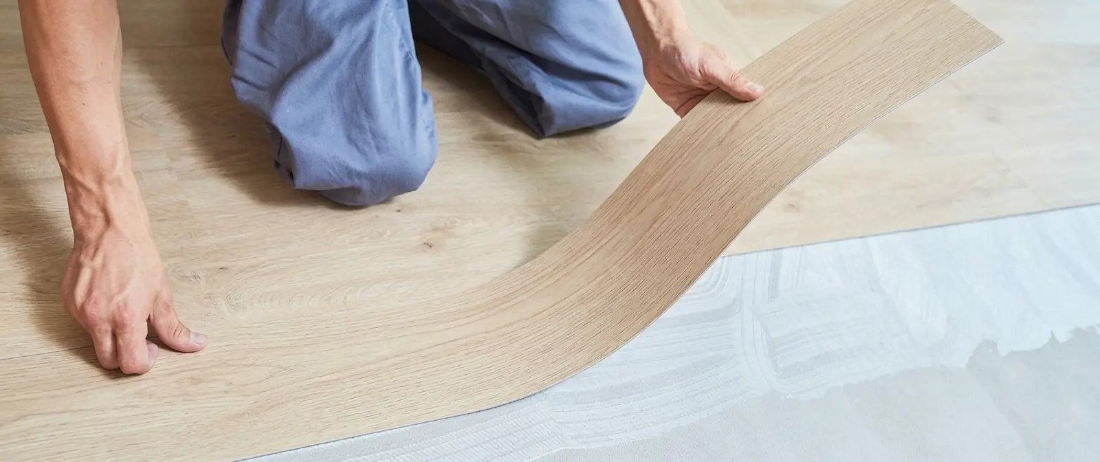 Instalador de parquet pegando piso de vinil